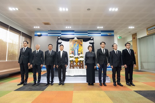 ลามิน่าจัดพิธีน้อมถวายความอาลัยเบื้องหน้าพระฉายาลักษณ์  สมเด็จพระนางเจ้าสิริกิติ์ พระบรมราชินีนาถ พระบรมราชชนนีพันปีหลวง