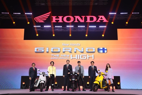 ครั้งแรกของโลก! ไทยฮอนด้าเปิดตัว ‘New Honda Giorno+’ รถโมเดิร์นคลาสสิกรุ่นใหม่ พร้อมเปิดตัว 3 พรีเซนเตอร์ระดับท็อป ณเดชน์-วิโอเลต-เจฟ ซาเตอร์