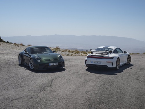 911 จีที3 (911 GT3) ใหม่และ 911 จีที3 (911 GT3) แพ็กเกจทัวริ่ง (Touring) รถสปอร์ตที่ยอดเยี่ยมบนท้องถนนที่พร้อมใช้ในสนามแข่ง  