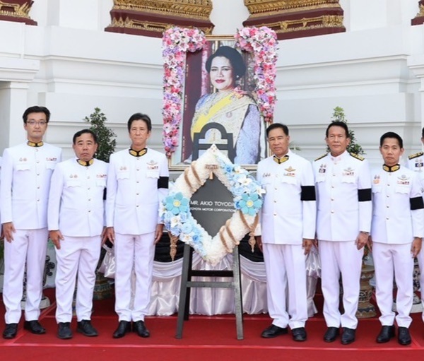 บริษัท โตโยต้า มอเตอร์ฯ ประเทศญี่ปุ่น น้อมถวายพวงมาลาเพื่อรำลึกในพระมหากรุณาธิคุณ สมเด็จพระนางเจ้าสิริกิติ์ พระบรมราชินีนาถ พระบรมราชชนนีพันปีหลวง 
