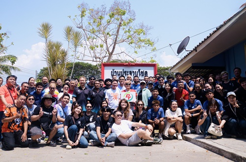 PTG - พีที ประจวบ เอฟซี ยกพลเลี้ยงอาหารกลางวันผู้รับการสงเคราะห์  ณ บ้านประจวบโชค 